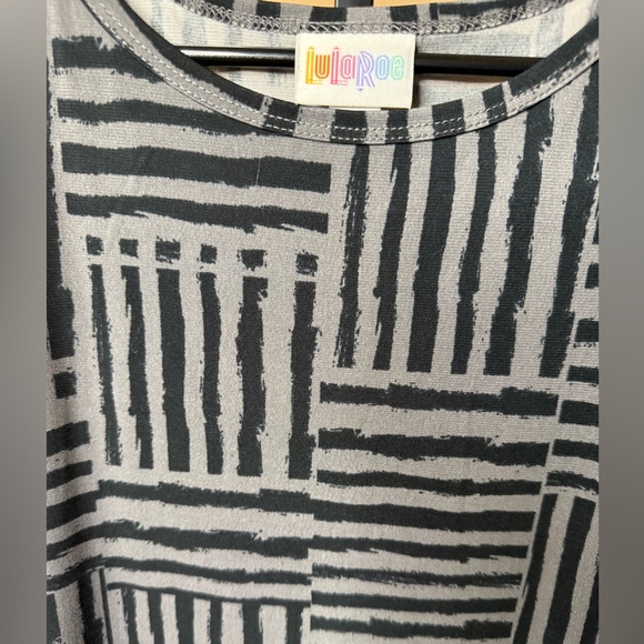 Size Small NWT LulaRoe Irma top - Picture 2 of 3